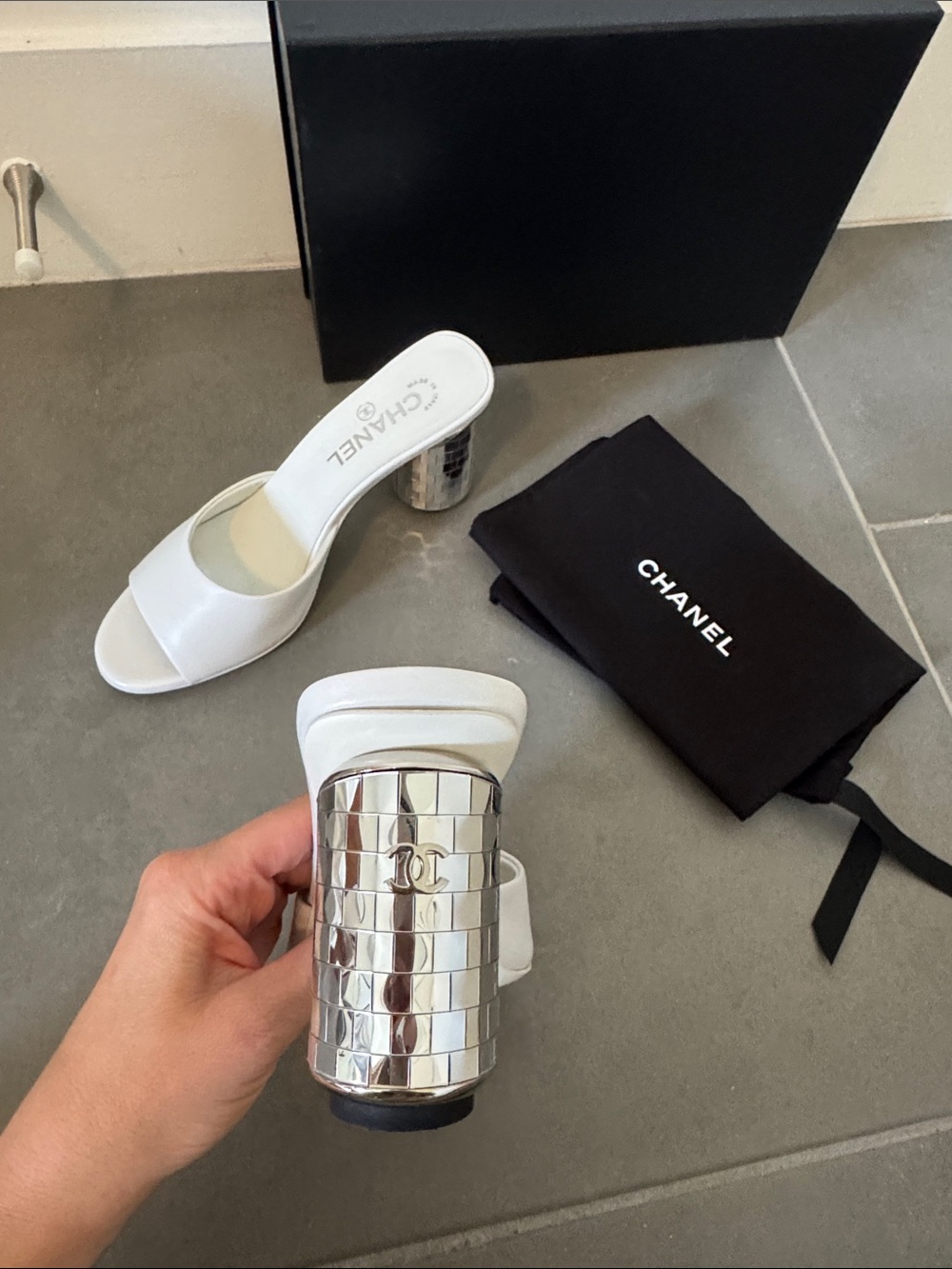 CHANEL White Leather Open-Toe Mules with Cylindrical Heel - Picture 4 of 6